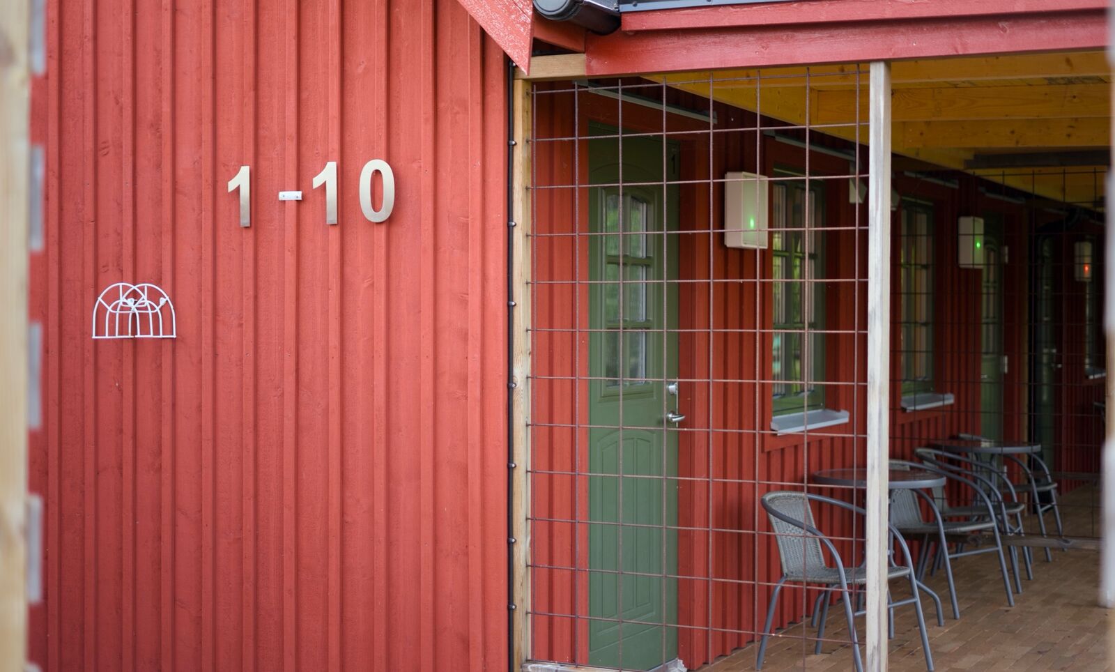 Rumslängan för rum 1–10 med uteplatser längs fasaden
