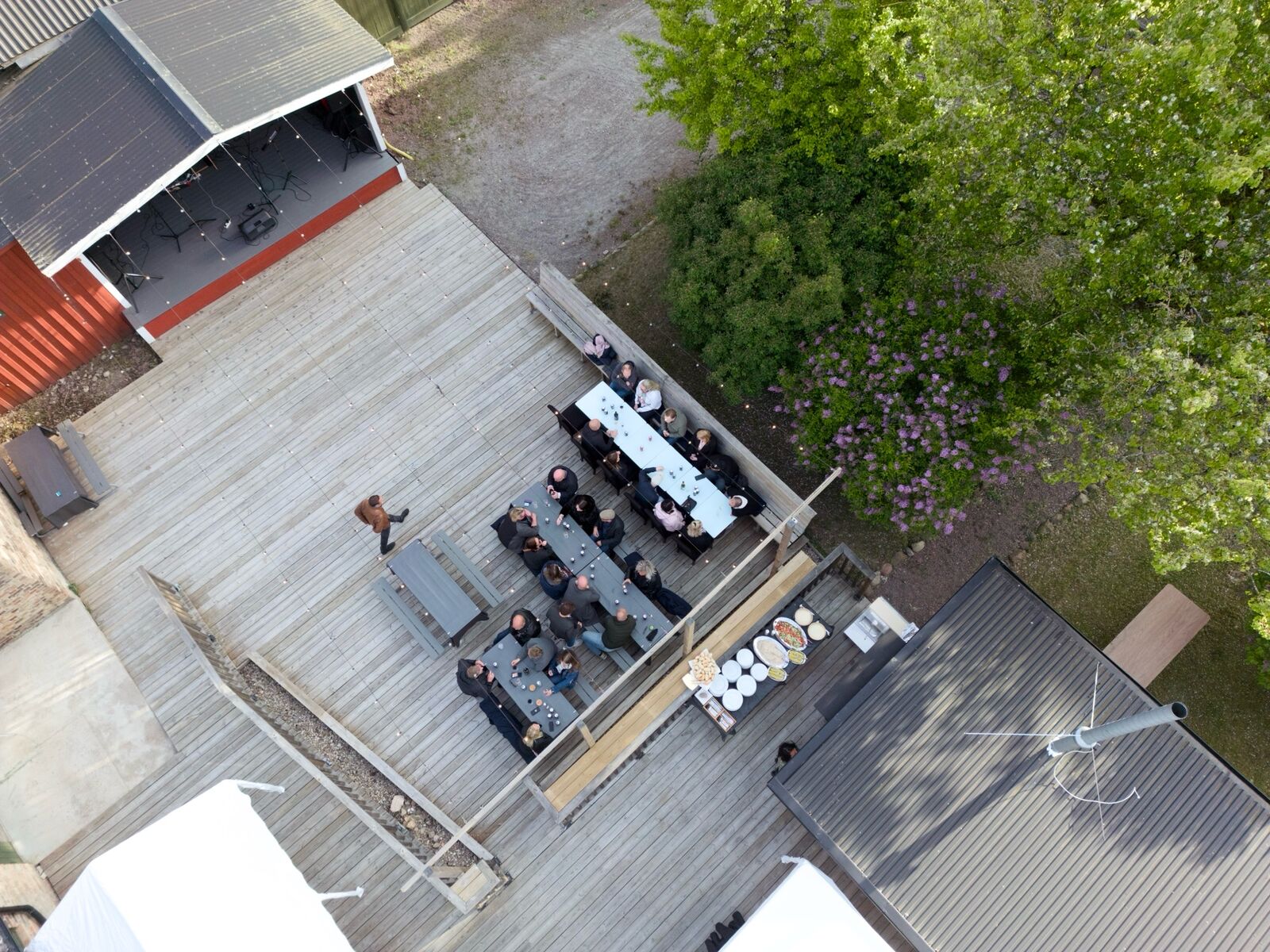 Festterrassen med långbord sedd rakt ovanifrån