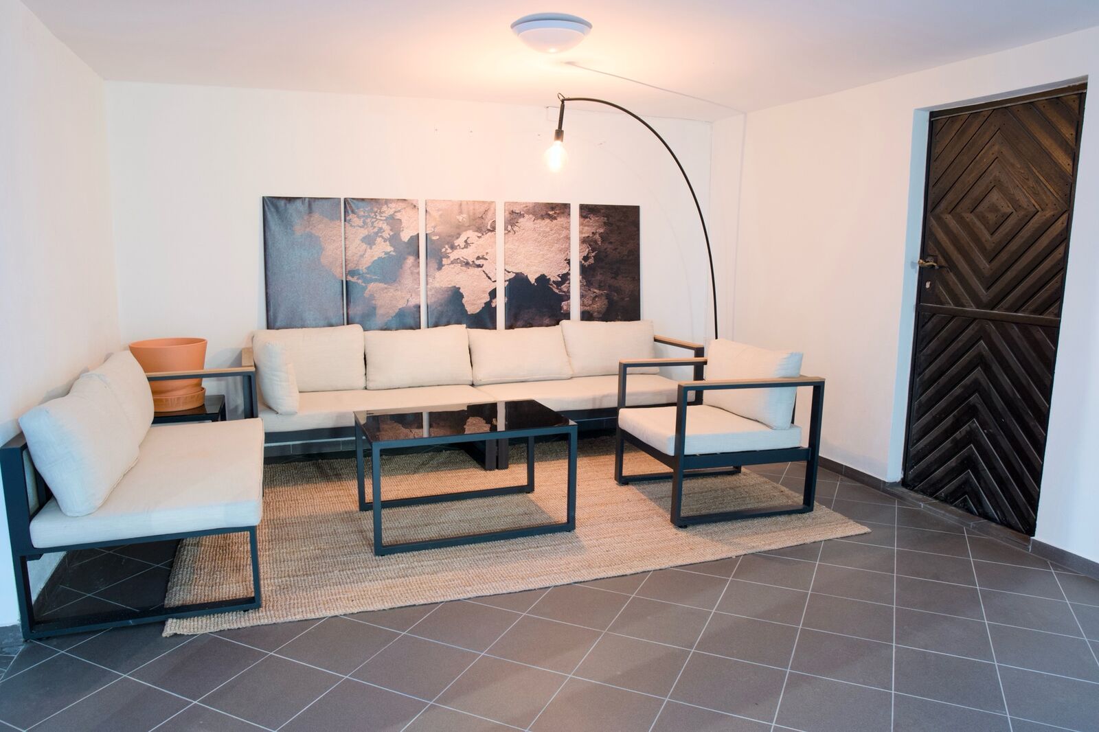 Lounge med vita soffor, soffbord och golvlampa