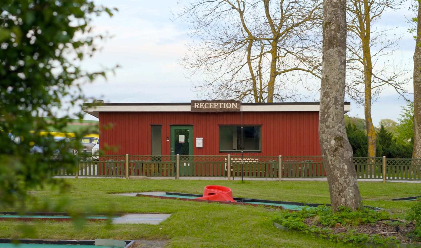 Minigolfbanor på gräsmattan vid receptionen