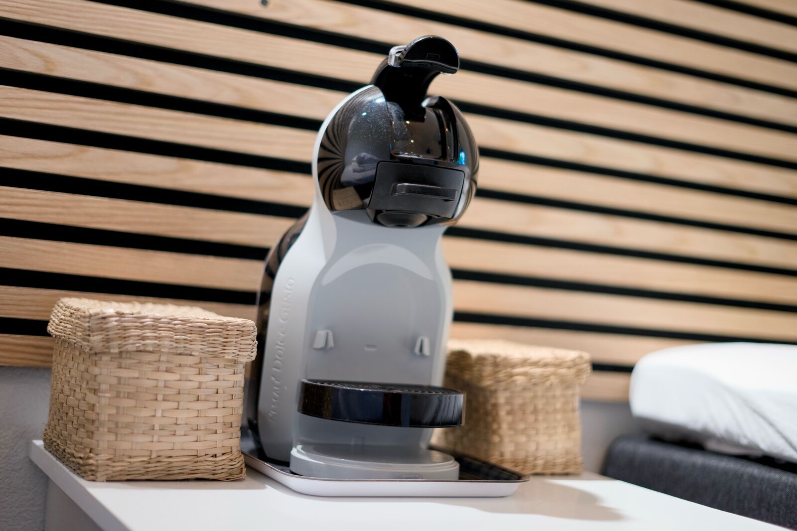Kaffemaskin på nattduksbordet